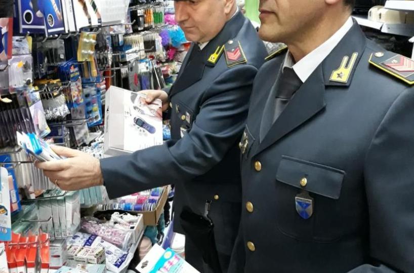 Sequestrati 2,4 milioni di prodotti contraffatti a Taranto