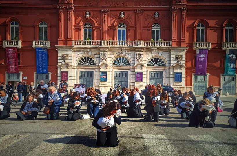 Bari, un flash-mob contro il massacro a Gaza: donne stringono fagottini tra le braccia