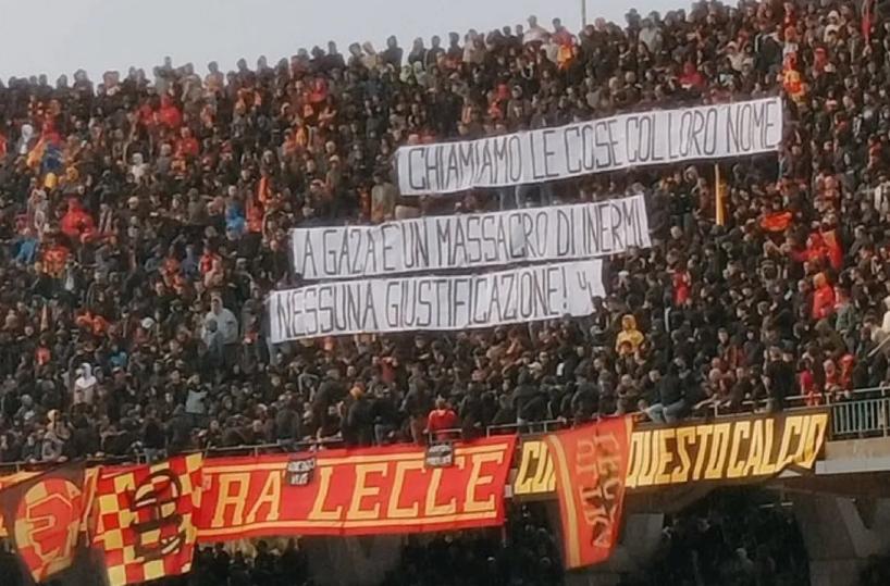 Striscione ultrà Lecce: «A Gaza massacro di gente inerme»