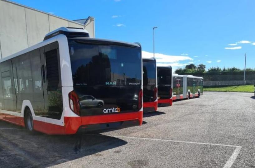 Bari: pronti 24 bus ibridi, con contapasseggeri e telecamere a bordo 