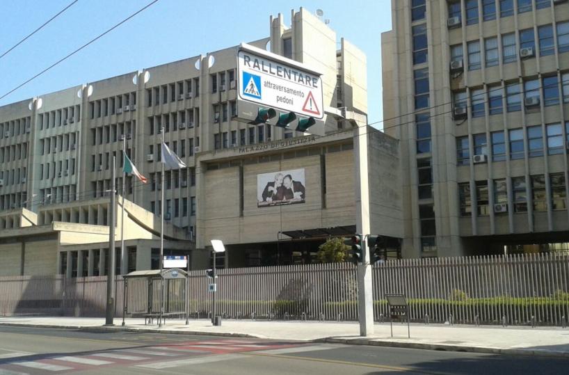 Fa credere di essere incinta per «spillare» soldi all’amico leccese: a processo