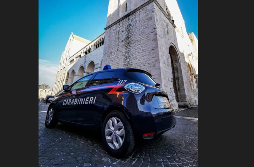 Pistole nascoste a Bari Vecchia con colpo in canna: sequestrate 3 armi, un arresto