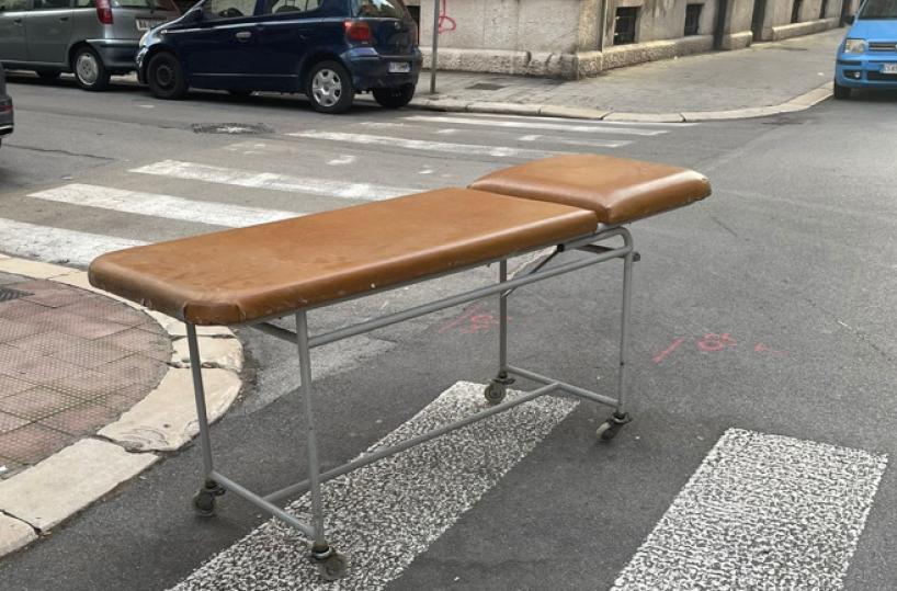 Bari, in mezzo alla strada spunta una barella incustodita: la foto incuriosisce il web