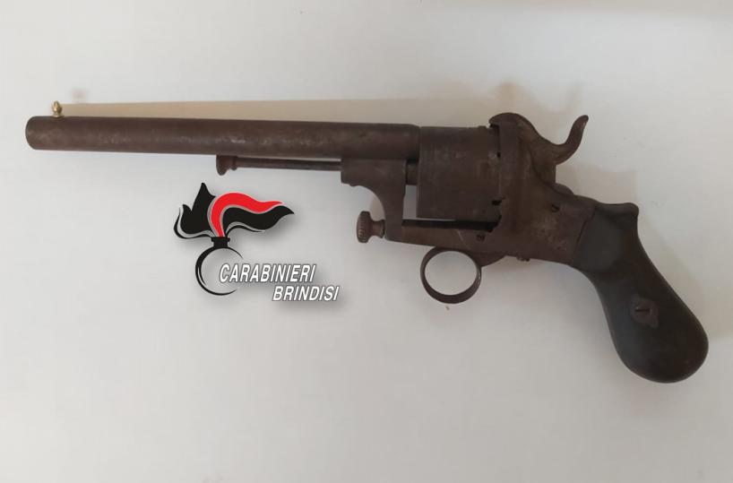 Oria, a spasso senza porto d'armi con una pistola nel marsupio: arrestato
