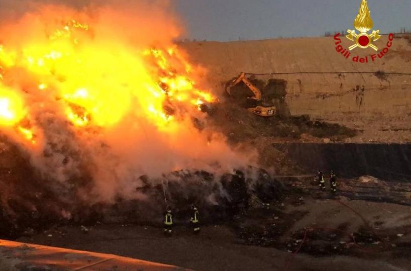 Discarica in fiamme a Sant'Arcangelo: il rogo attivo da ieri pomeriggio