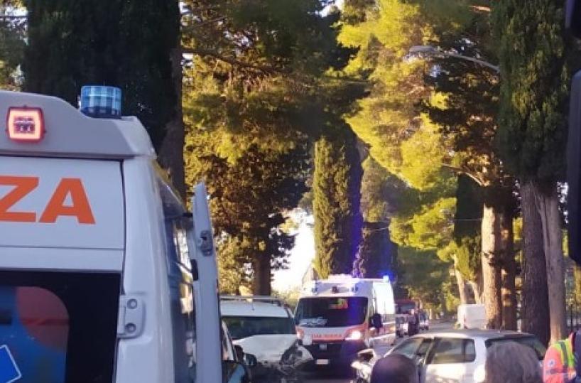Frontale tra due auto nel Barese: 4 pendolari in ospedale