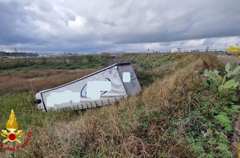 Brindisi, tir si ribalta all'ingresso della città: illeso l'autista