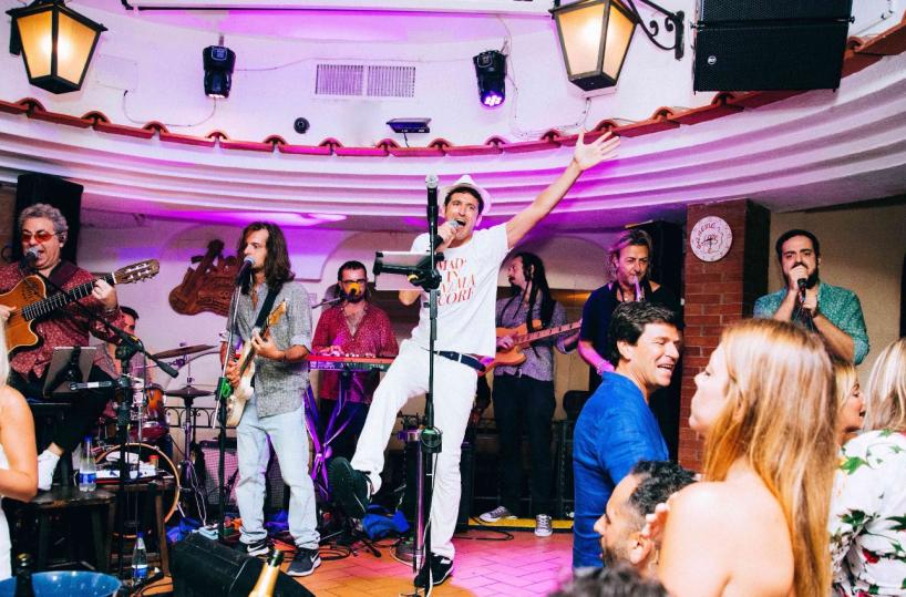 Torna a Bari «Anema e core», musica e divertimento con la band di Capri