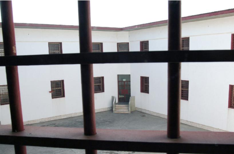 Carcere di Taranto, detenuto sferra un pugno ad un agente di polizia penitenziaria