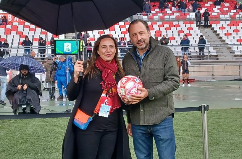 Donne, a Bari De Laurentiis consegna pallone rosso a presidente Centro Antiviolenza