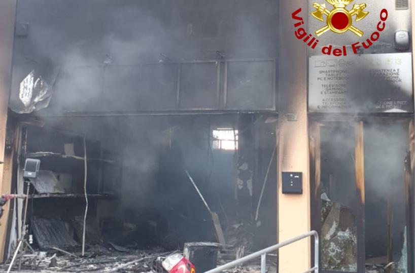 Parabita, fiamme in un negozio di elettronica: palazzina inagibile