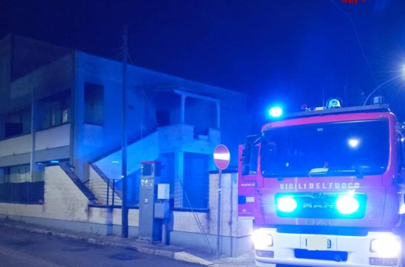 Casa in fiamme per una stufa difettosa I pompieri salvano 85enne a Cellino
