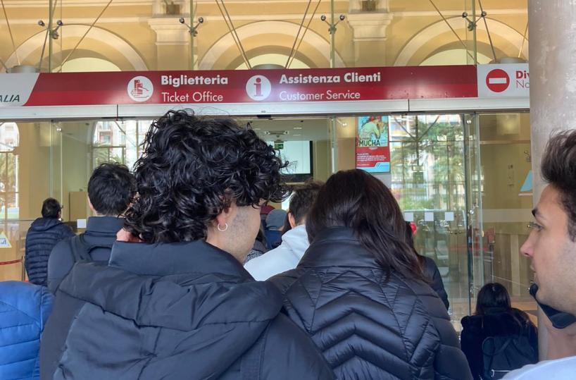 Sciopero treni, a Bari disagi in stazione: tratte cancellate all'ultimo, passeggeri a terra
