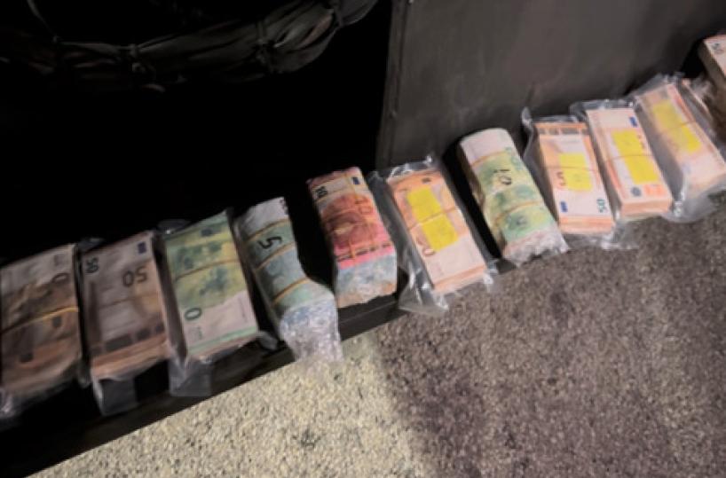 Brindisi, 139mila euro in contanti nascosti nel bus diretto in Albania