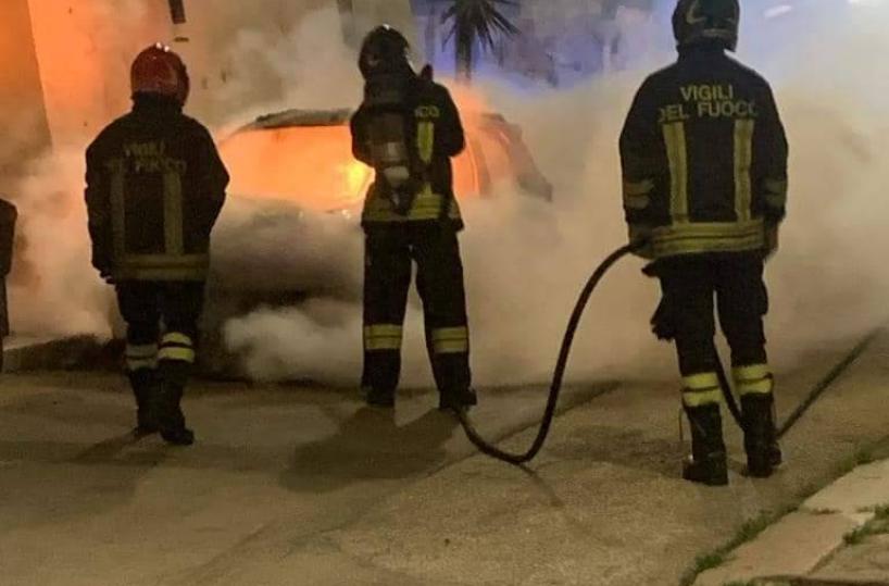 In fiamme l'auto di un parroco nel Foggiano, ipotesi attentato