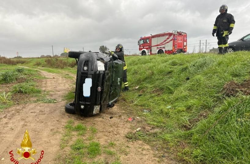 Brindisi, l'auto si ribalta sulla strada dell'Ipercoop: illesa la conducente