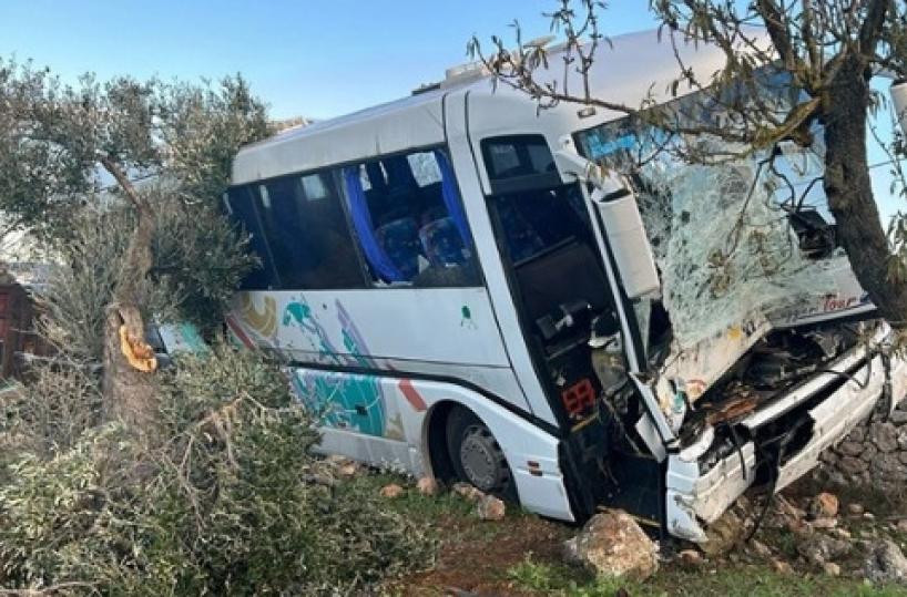 Bus di studenti contro un trattore nel Tarantino: grave l'agricoltore