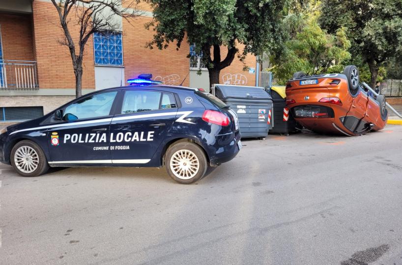 Foggia, si ribalta con l'auto e si schianta contro un bidone dei rifiuti