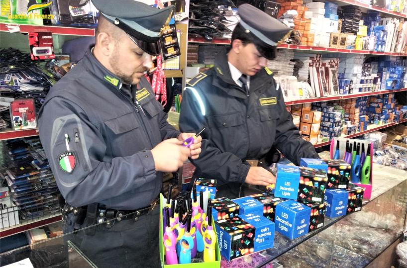 Trucchi e merce potenzialmente pericolosa: 2 milioni di prodotti sequestrati nel Tarantino