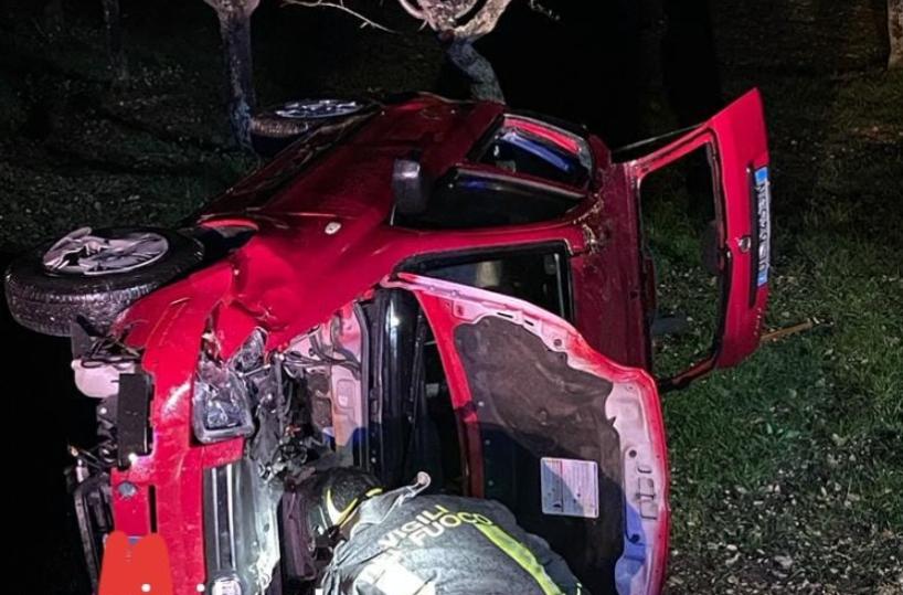 L'auto sbanda e finisce nel dirupo: tragedia sfiorata sulla Conversano-Putignano