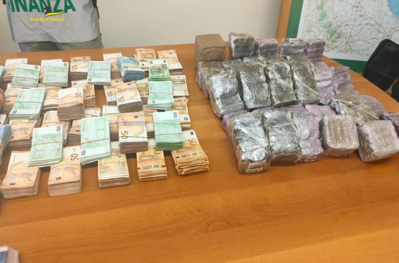 Foggia, fermato a un posto di blocco fugge e aggredisce finanziere: in auto 9 kg di eroina