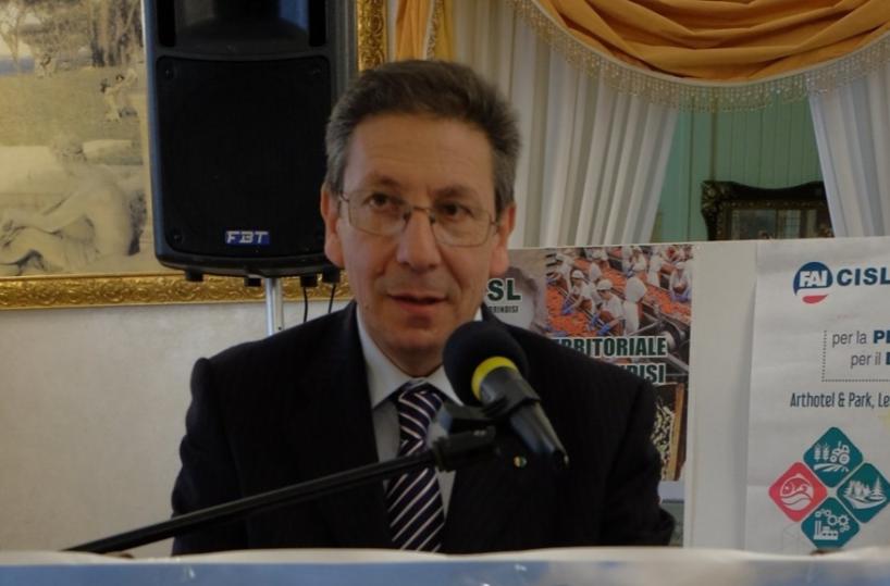 Taranto, si schianta con l'auto contro un pilone: morto sindacalista 