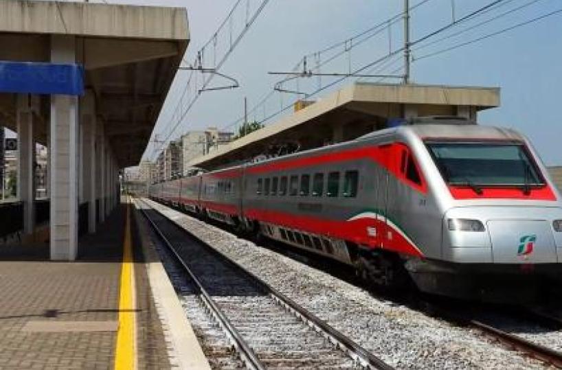 «Nel 2023 in ritardo il 50% dei treni fra Lecce e Roma, in alcune fasce orarie si sfiora persino il 70%»