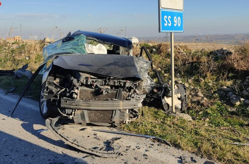 Foggia, scontro tra auto e mezzo pesante sulla statale 90: un ferito