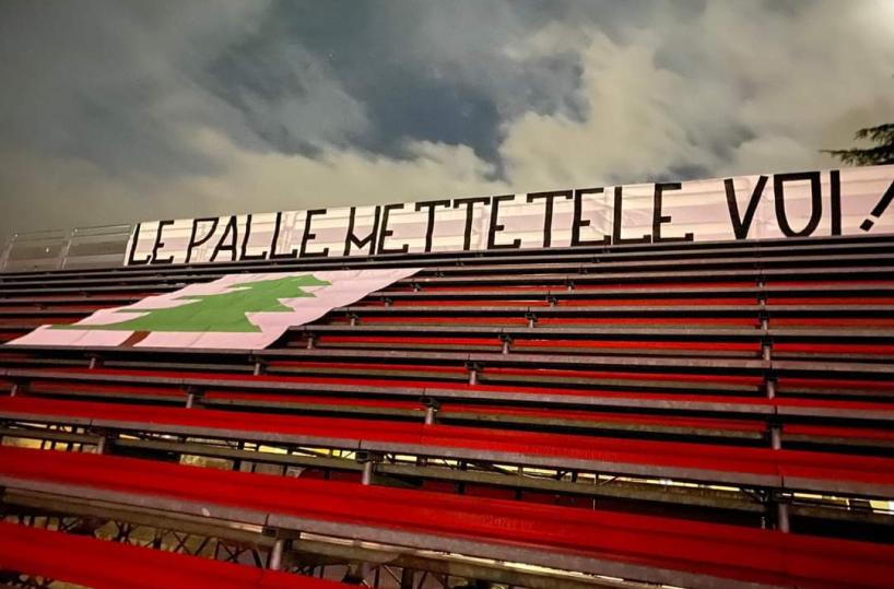 Albero di Natale a Potenza, il messaggio dei tifosi alla squadra: «Le palle mettetele voi»