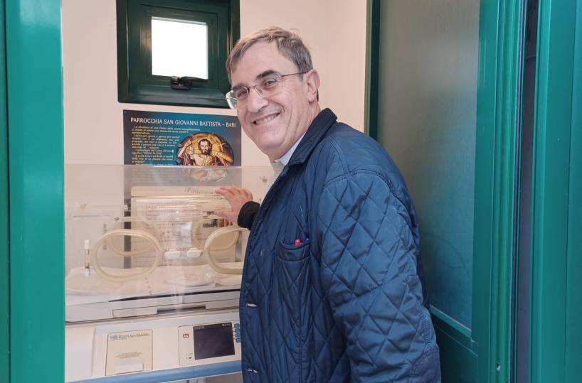 Neonato morto nella culla termica a Bari, don Antonio Ruccia patteggia un anno: l'accusa &egrave; di omicidio colposo