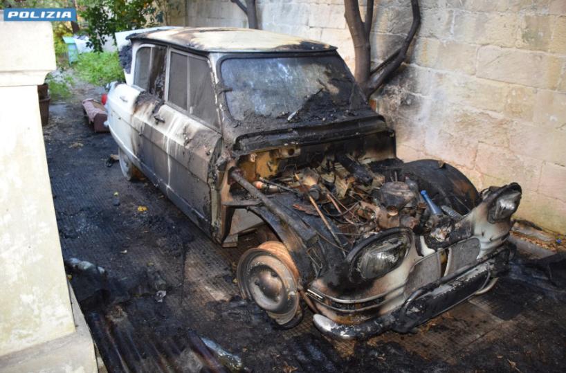 Lecce, incendia l'auto d'epoca di un anziano: arrestato 33enne