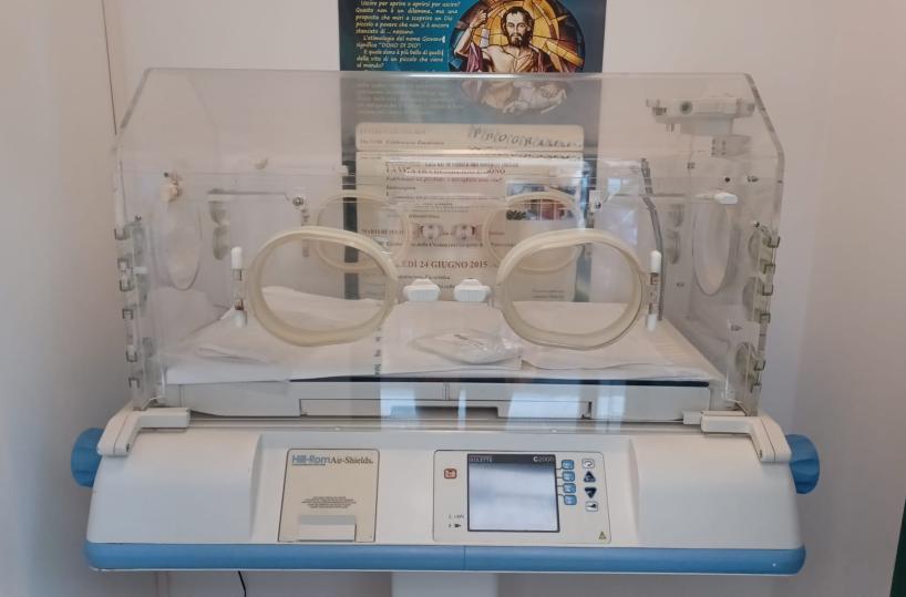 Bimba lasciata nella culla della chiesa a Bari, parla il primario: «Sta benissimo»