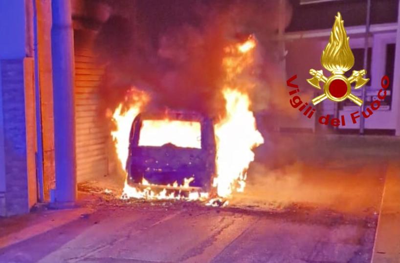 Trepuzzi, a fuoco il furgone di un'agenzia di autonoleggio