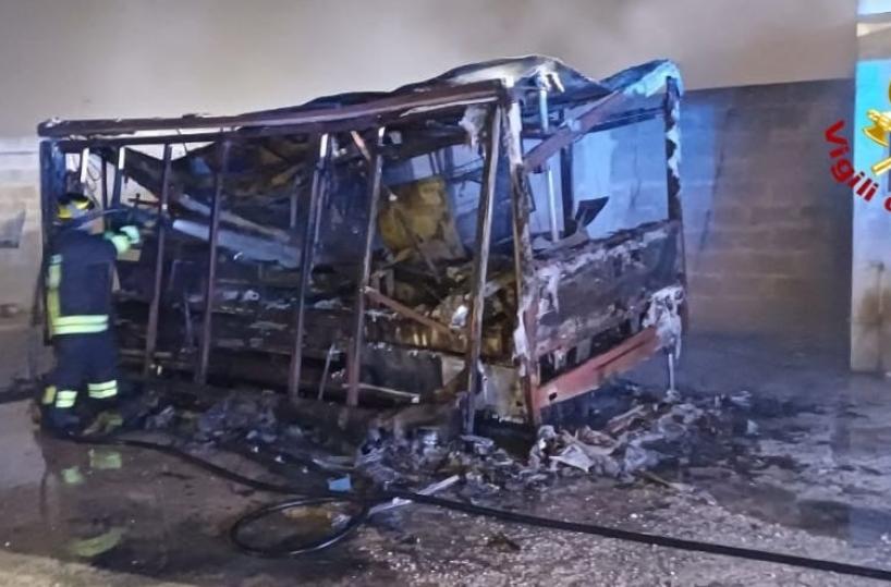 Distrutto dalle fiamme un camion fast food nel Brindisino