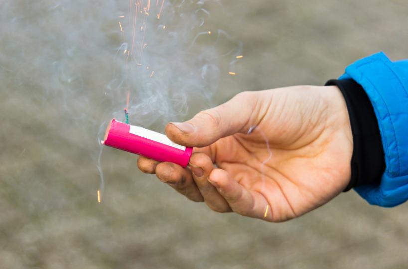 Copertino, petardo gli esplode tra le gambe: 22enne perde i genitali