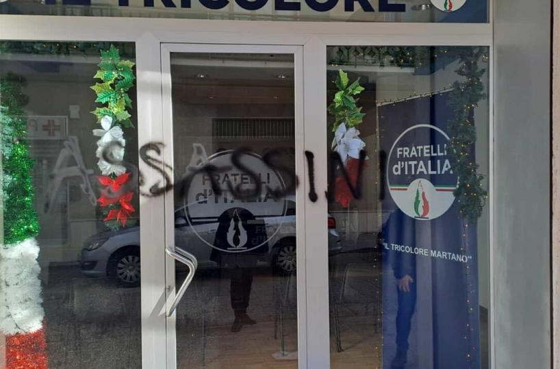 Scritte offensive sulla vetrata della sede di FdI a Martano