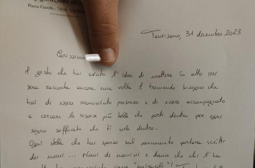 Vandali danneggiano presepe in chiesa a Taurisano, il parroco risponde