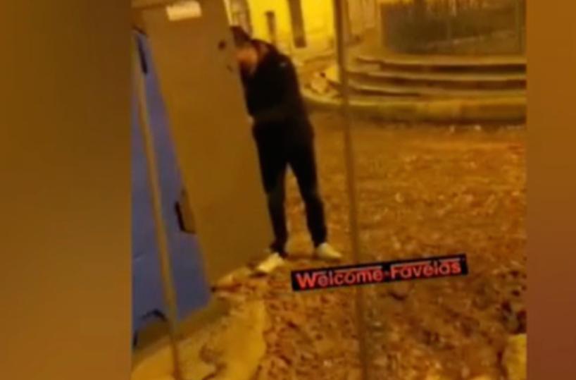 Caricano il bagno chimico di petardi e lo fanno esplodere: baby gang in azione nel Foggiano