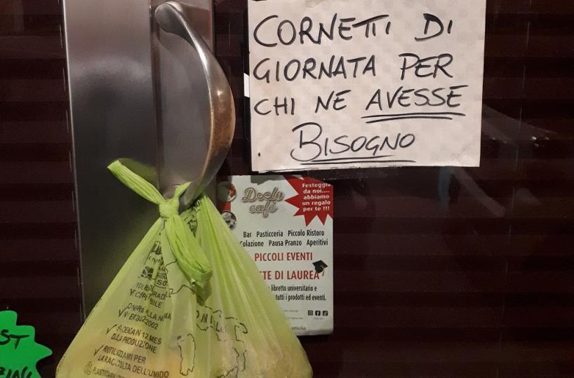 Bari, bar del centro lascia i cornetti invenduti: «Dateli a chi ne ha bisogno»