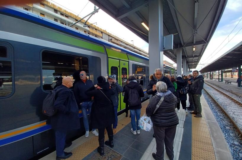 Treno Bari-Bitritto, partenza a singhiozzo: alla seconda corsa si ferma per un guasto