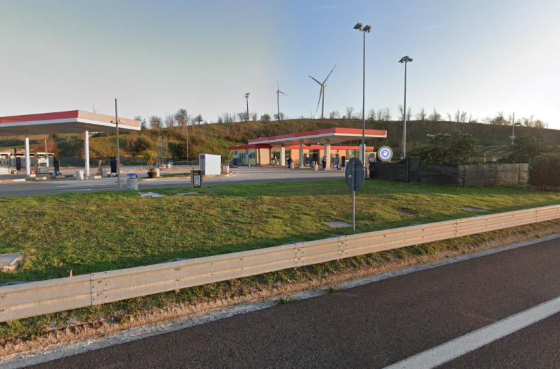 Irrompono in autogrill e scappano con sigarette, gratta e vinci, profumi: paura nel Foggiano