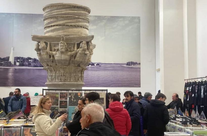 «La Sala del Capitello trasformata in suk», a Brindisi scoppia la polemica