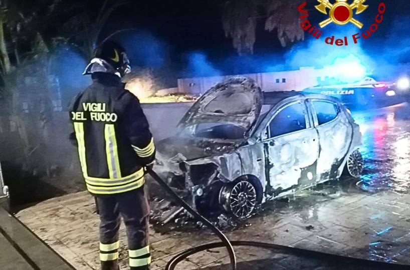 Brucia una Lancia Y a Matino: i vigili del fuoco spengono il rogo