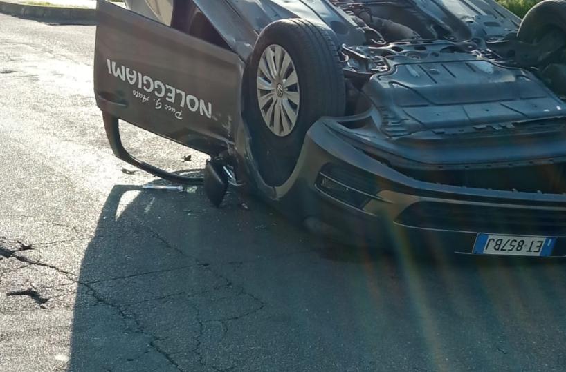 Alliste, perde il controllo dell'auto, sbatte contro un palo e si ribalta