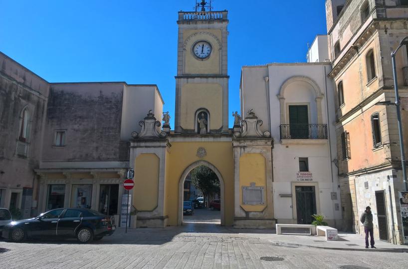 Aradeo, si taglia la gola con una lametta: la polizia locale evita la tragedia