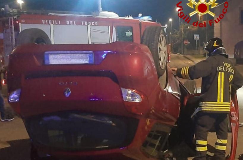 L'auto si ribalta sulla strada: paura per una giovane a Veglie