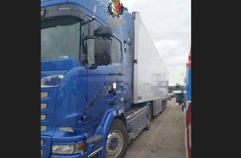 Autotrasportatore altera tachigrafo per falsare velocità e tempi di guida: sanzione a Bari