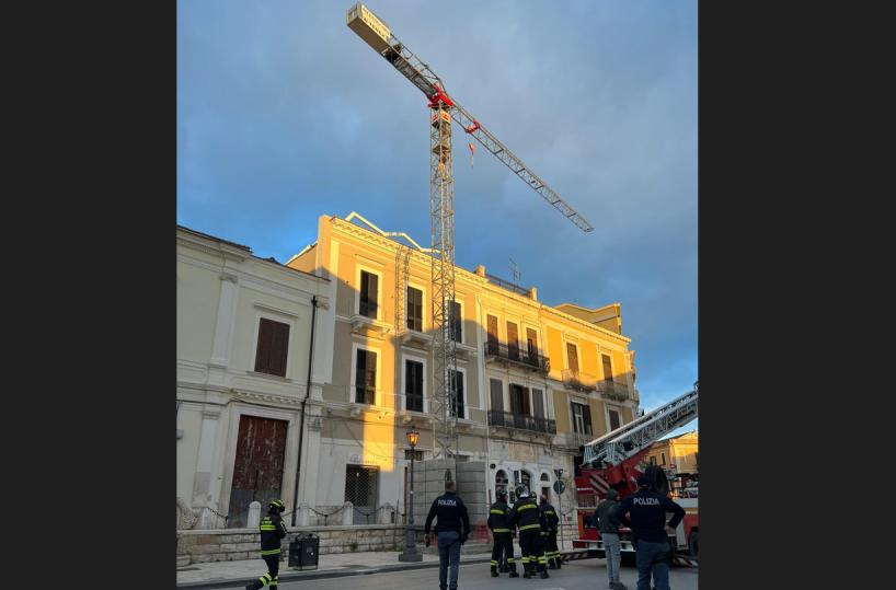 Foggia, un uomo minaccia di lanciarsi da una gru in piazza XX Settembre