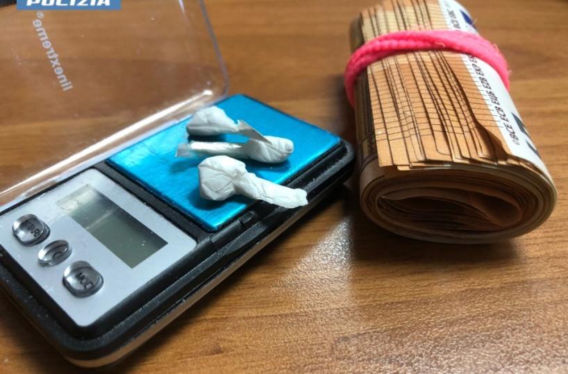 Taranto, avevano rimpiazzato l'amico spacciatore: due arresti e una denuncia
