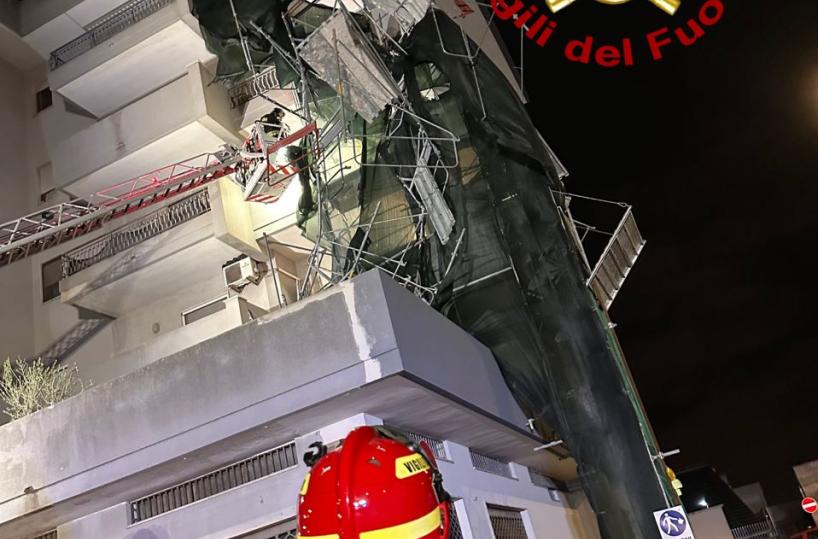 Paura a Lecce, troppo vento: crolla impalcatura. Danni a due auto